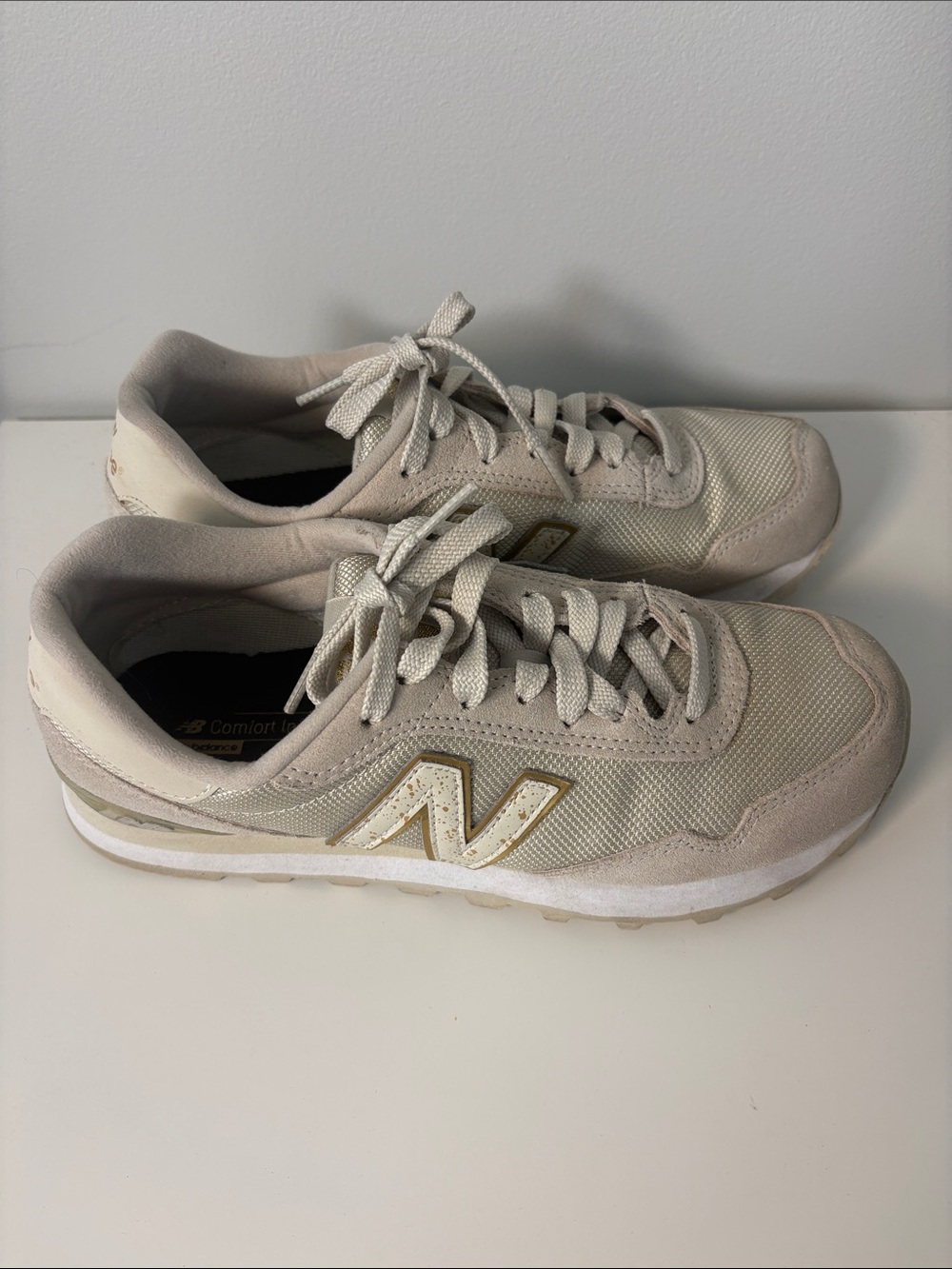 New Balance Beige and Gold Lace-Up Sneakers 7 Wide - Picture 4 of 12
